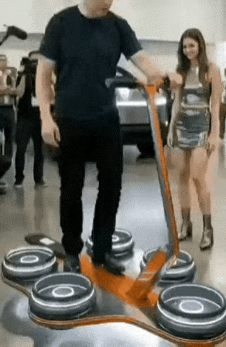 有人说这个东西能飞，安个座椅多好，站着多累呀。我给你解释一下，没等你坐下呢，就