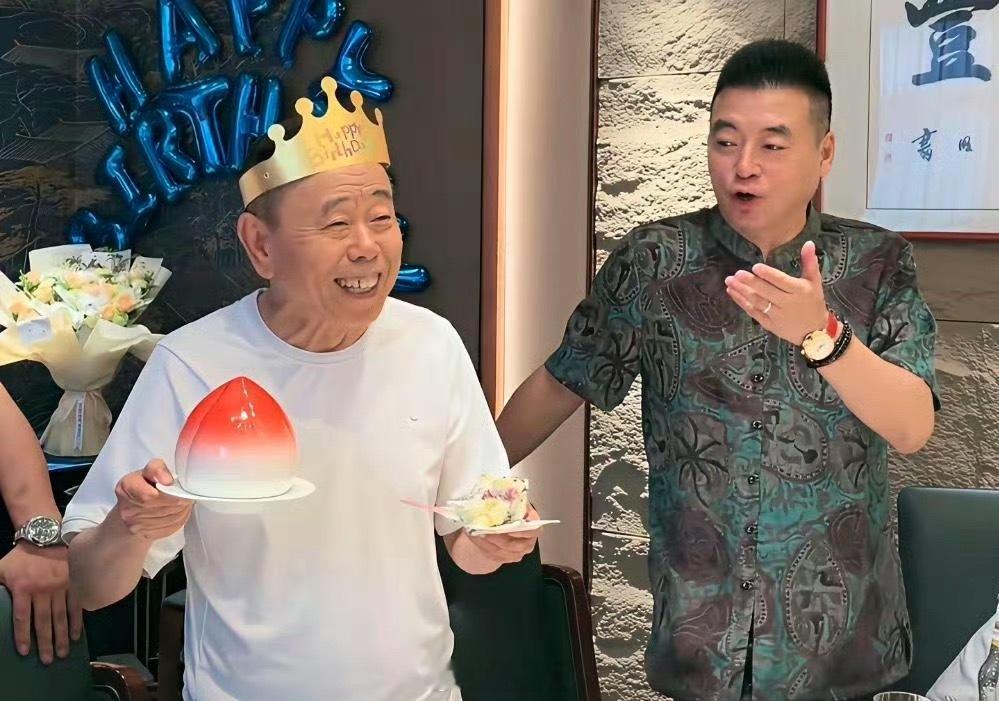 潘长江69岁大寿现场曝光🎂没有顶流明星到场，包厢内只有魏三等一众徒弟陪伴一桌家