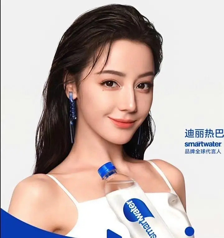 热巴的这个小麦肤色更加说明浓颜不挑肤色的，淡颜是必须皮肤白皙才好看。​​​