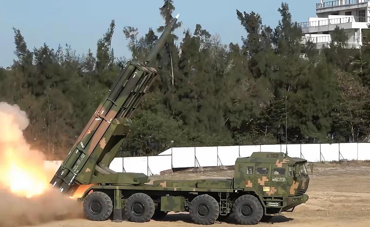 191火箭炮的弹药型号非常多，画面中的是370毫米火箭弹，虽然口径巨大，但对19