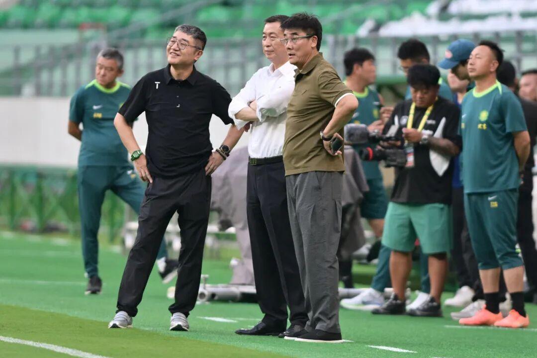 国安浑浑噩噩真就是为了迷惑河南！根据媒体报道，北京市体育局，北京市足协，北京国