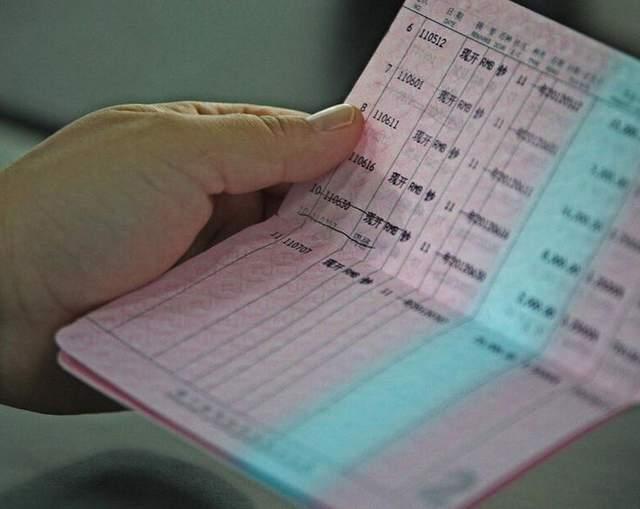 10万元定期到期后，很多人没想到：同样存三年，利息差了几千元。一些储户在办理