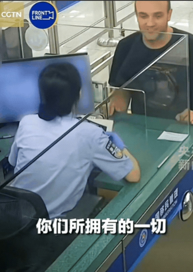 破防了！外国男子来深圳旅游，当准备离开中国时，他突然谈起九三阅兵，对工作人员说：