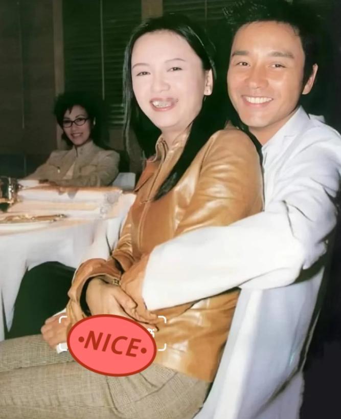 娱乐圈的女星有多喜欢张国荣，你看看这些女星怎么黏张国荣你就明白了。不说是“投怀送