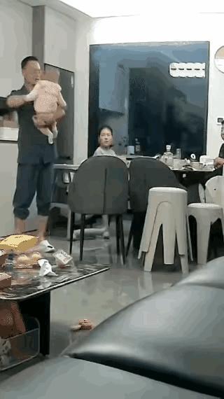 吓出我一身汗，爸爸抱孩子没抱稳，孩子直接掉下来了，万幸的是没头着地！[捂脸哭][捂