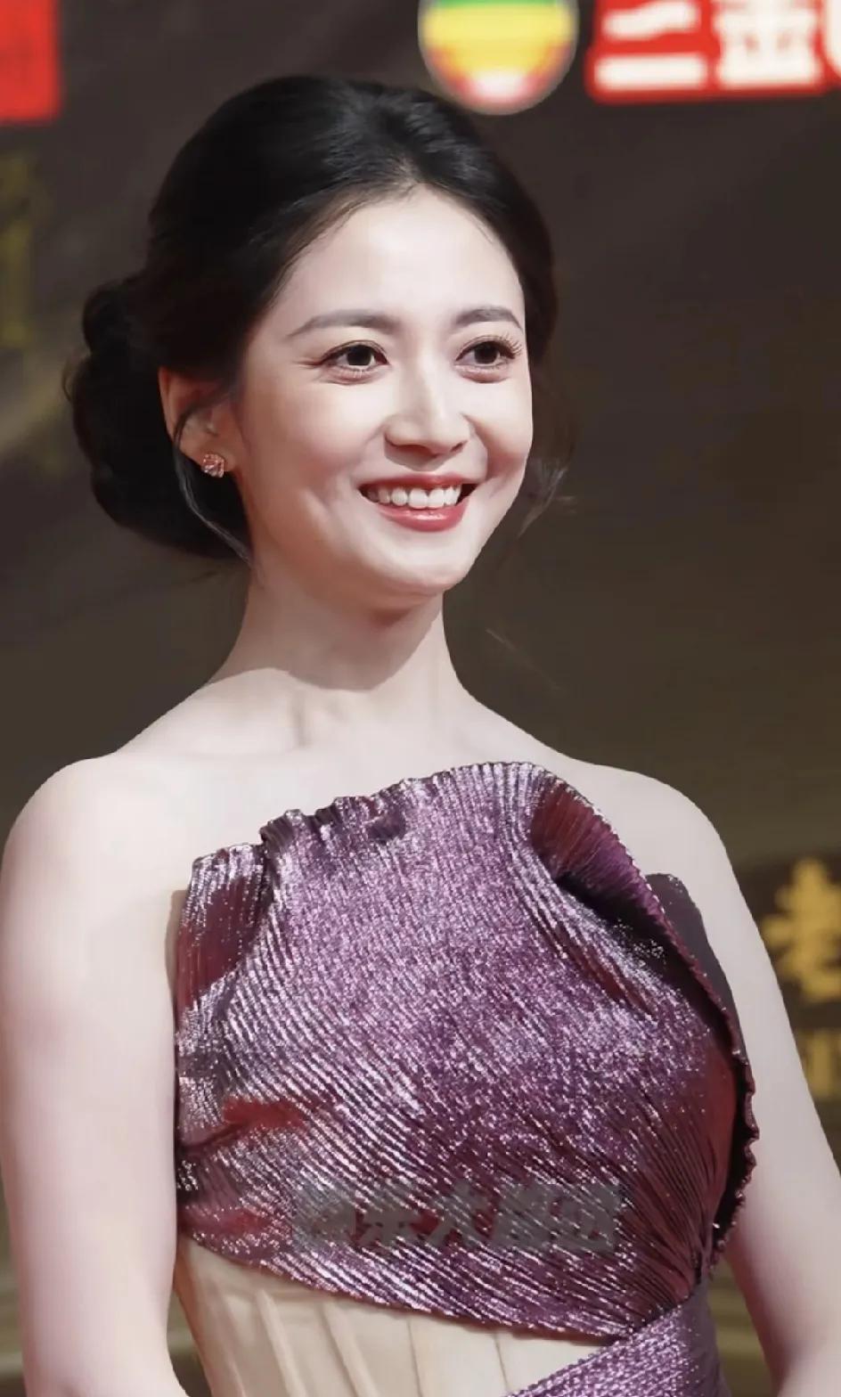 我闺蜜说，陈钰琪真是一手好牌用砸了，扶不起来的阿斗。她出生四川，出道就是给杨幂