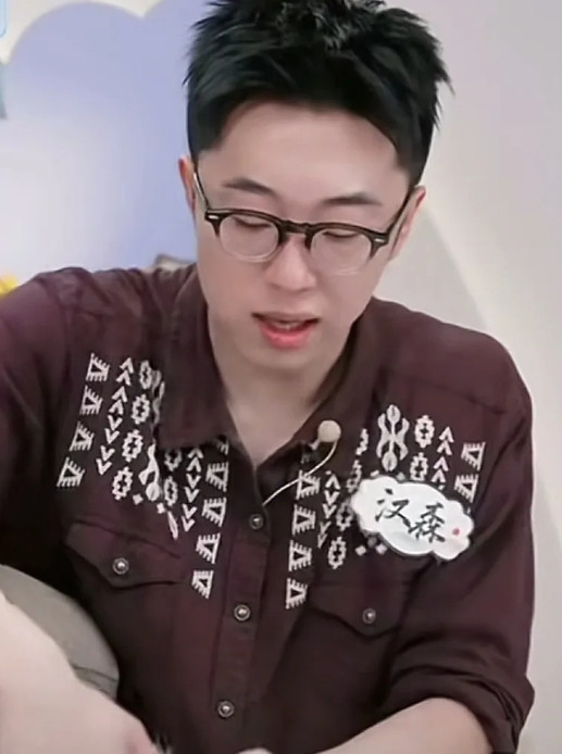 汉森这执行力太牛了！昨天董宇辉说中控小哥发型不好，汉森今天就给他在直播间洗头