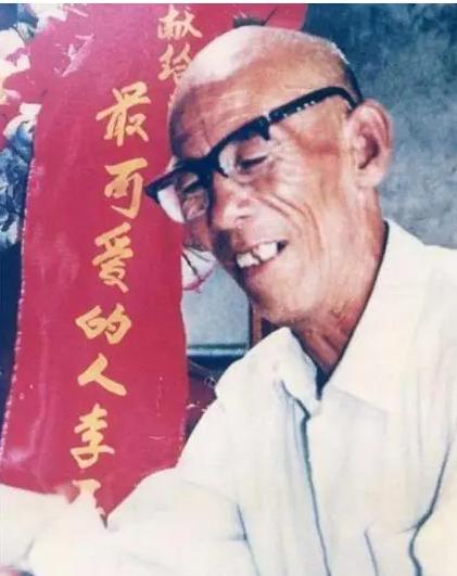 1990年，东北一大爷得知儿子当兵被拒，他为儿子来到军营，拿着小学课本，对部队首