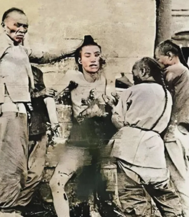 1905年，北京火车站，吴樾行刺失败，一名清军抓着他的辫子，正被清理出车厢，镜头