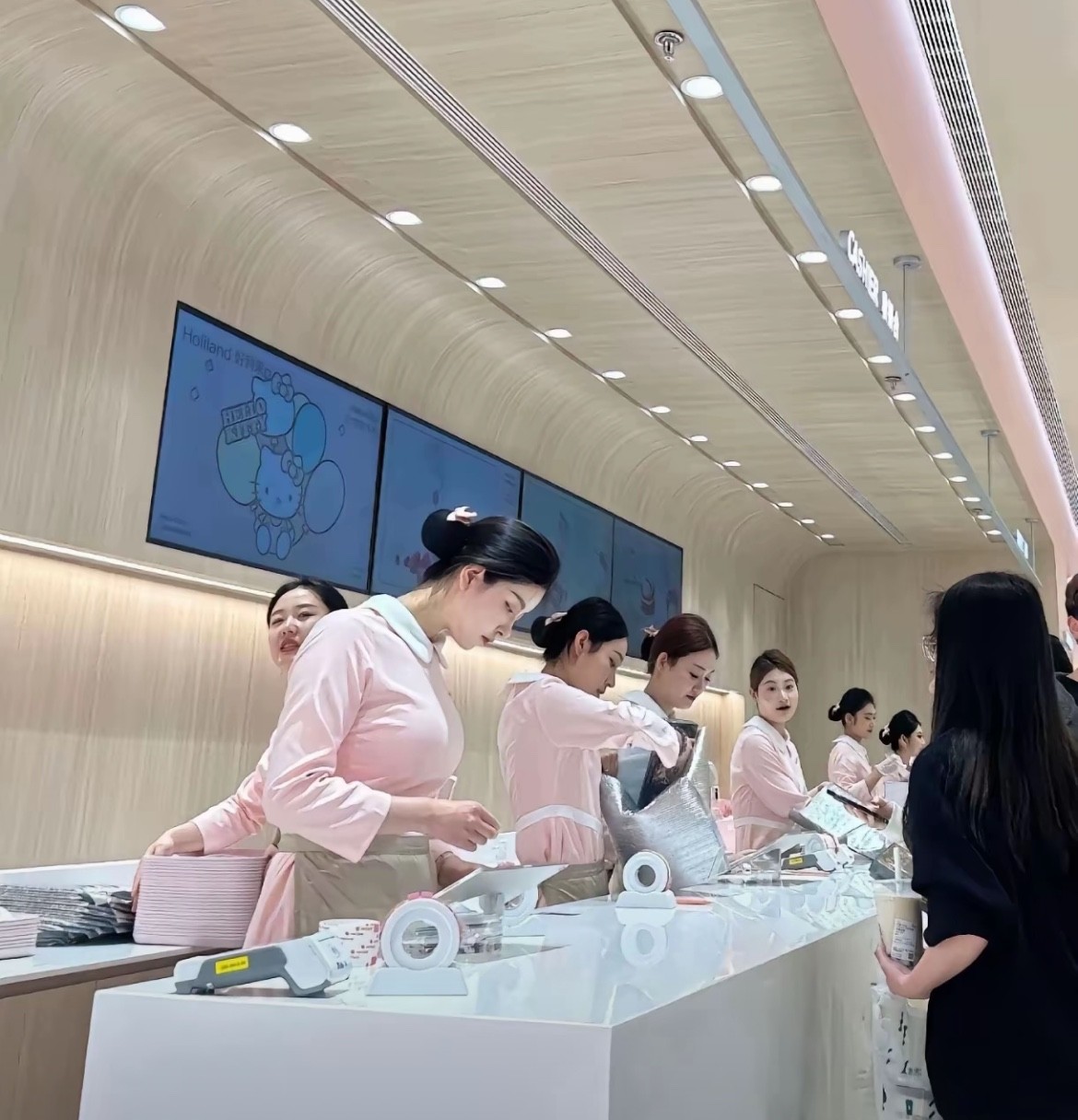 听说航空专业的女的没当上乘务员就去好利来。漂亮的女孩子做服务员这正是经济危机的一