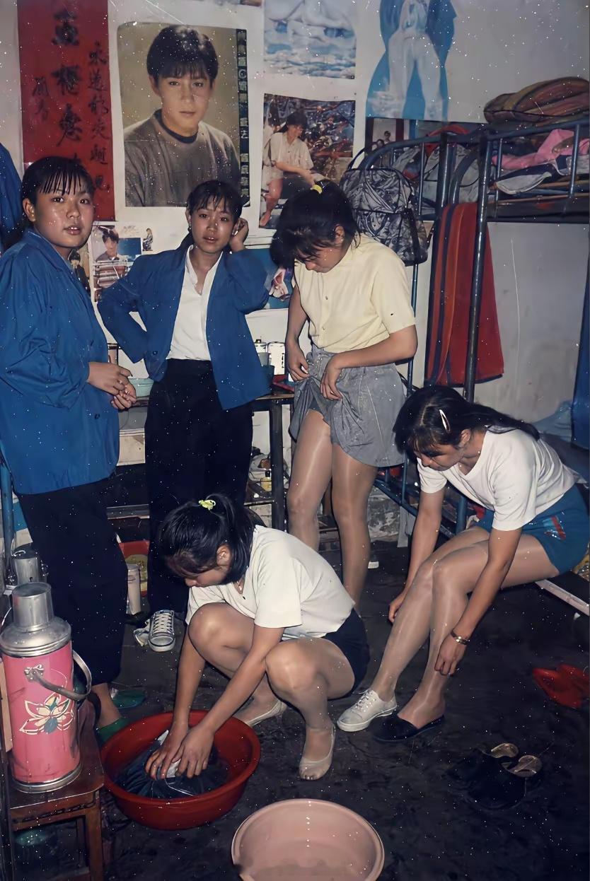 20多年前的东莞，周末休息就是逛街。图中的小姐姐们，现在干嘛呐？