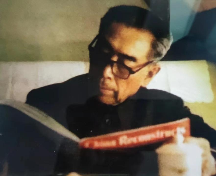1963年周总理访问埃及，大使陈家康的夫人给周总理洗衣服时，突然脸色大变，怒气冲