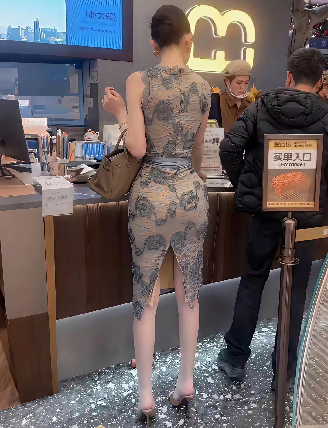 美丽的街拍，这个太有气质了。