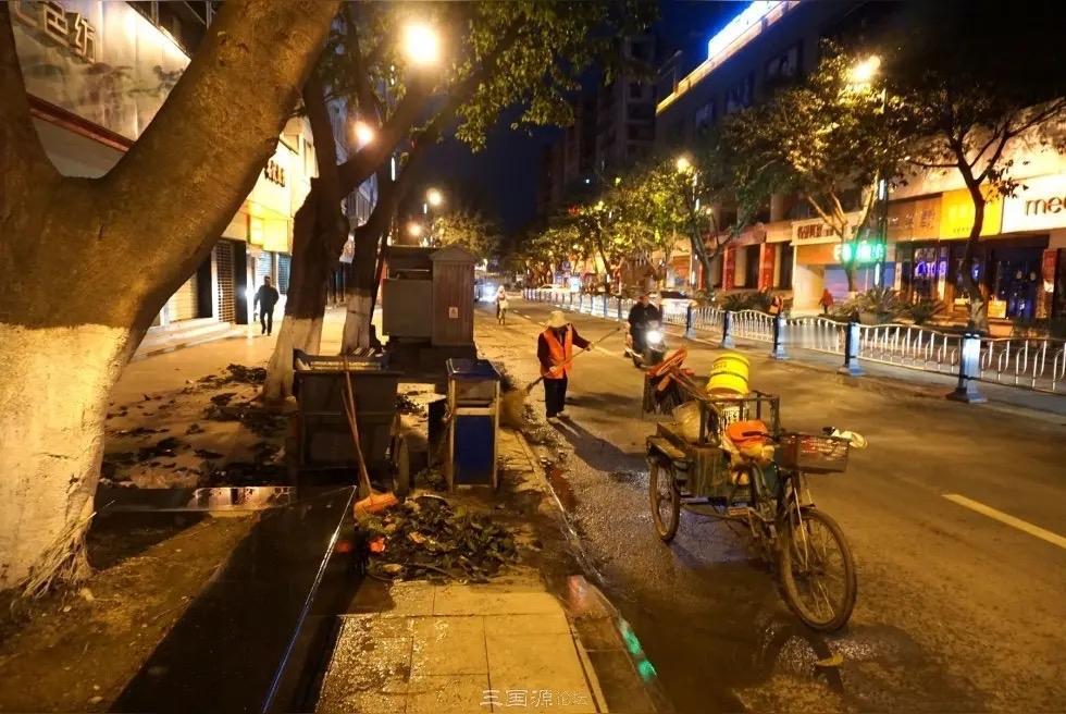 “人不可貌相！”男子和朋友在路边吃夜宵，把路弄脏了。2个环卫工大妈过来扫地，看到