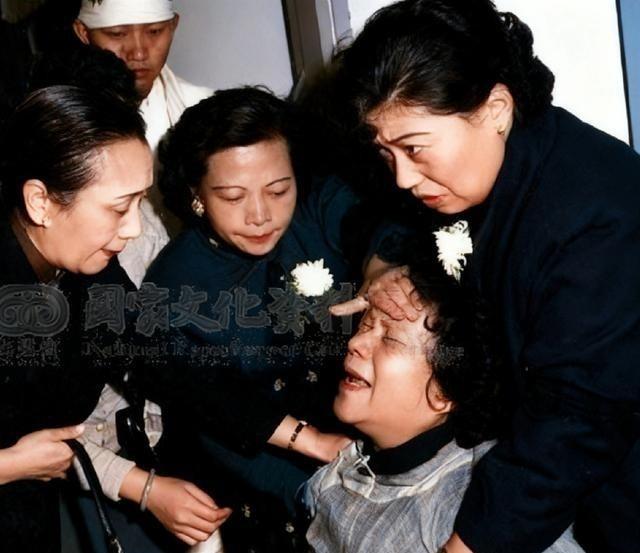1959年，军统头子郑介民出殡，妻子柯淑芬哭的死去活来，陈诚的妻子谭祥等人赶紧上