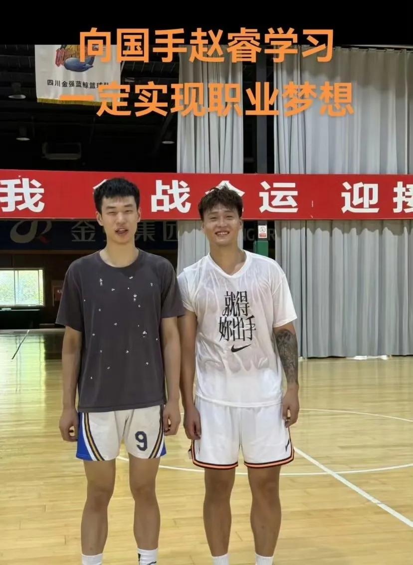 赵睿现身四川男篮俱乐部进行训练！赵睿没有回新疆男篮俱乐部参加训练，也没有去广