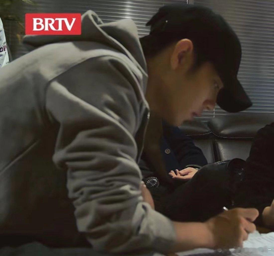 卧槽肖战怎么变成王一博啊啊啊啊