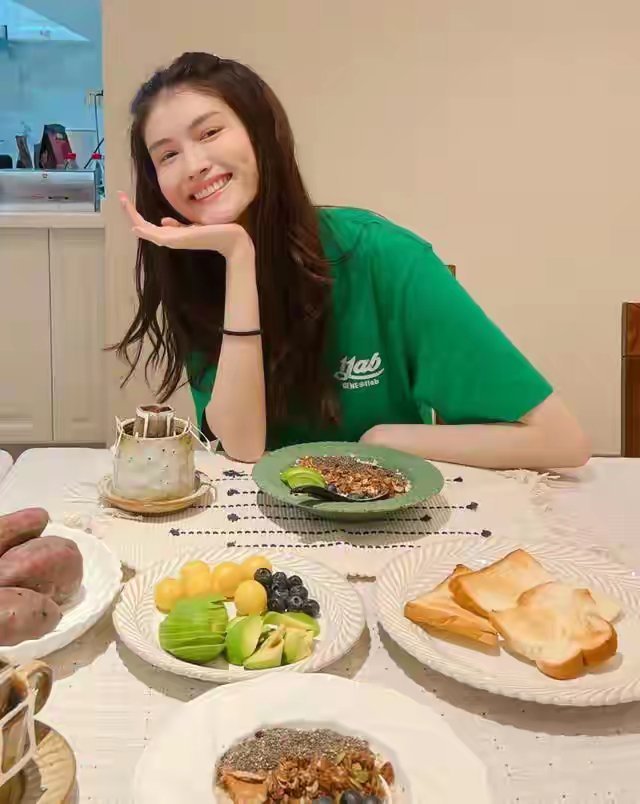 超模何穗的家走红，装修高级有格调，光一个花园就圈粉无数，晒晒​​​