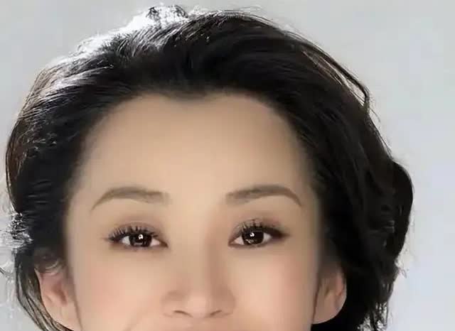 哈哈，许晴的酒窝一笑起来甜甜的总想多看几眼。灵动又温柔，难怪让人觉得格外