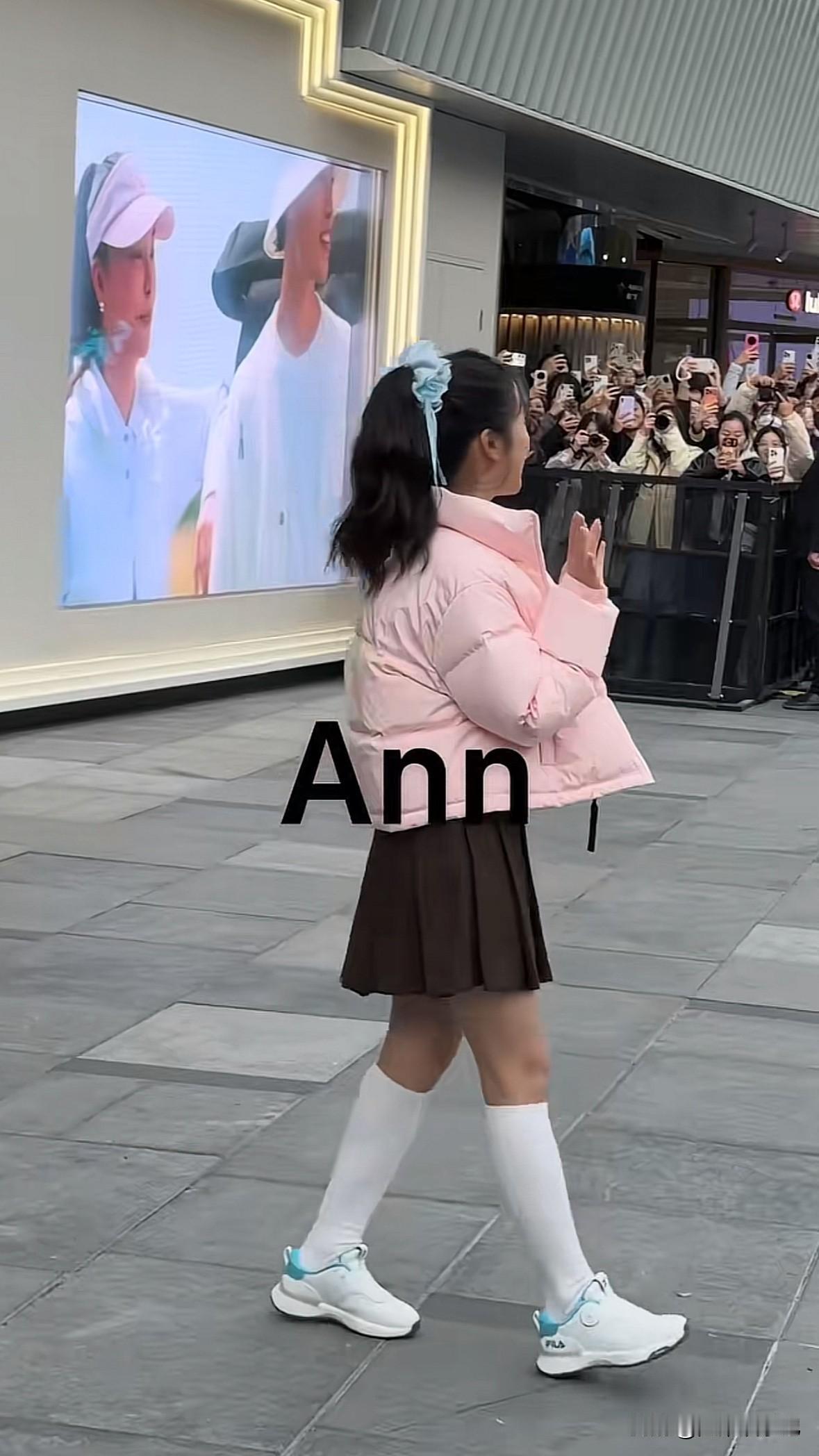 冬日生活打卡季沈月身穿羽绒服，活力满满出现在粉丝面前！