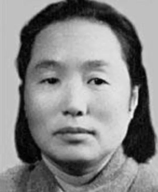 1908年出生于湖南省宜章县，原名吴统莲。1927年加入中国共产党，在衡阳女三师