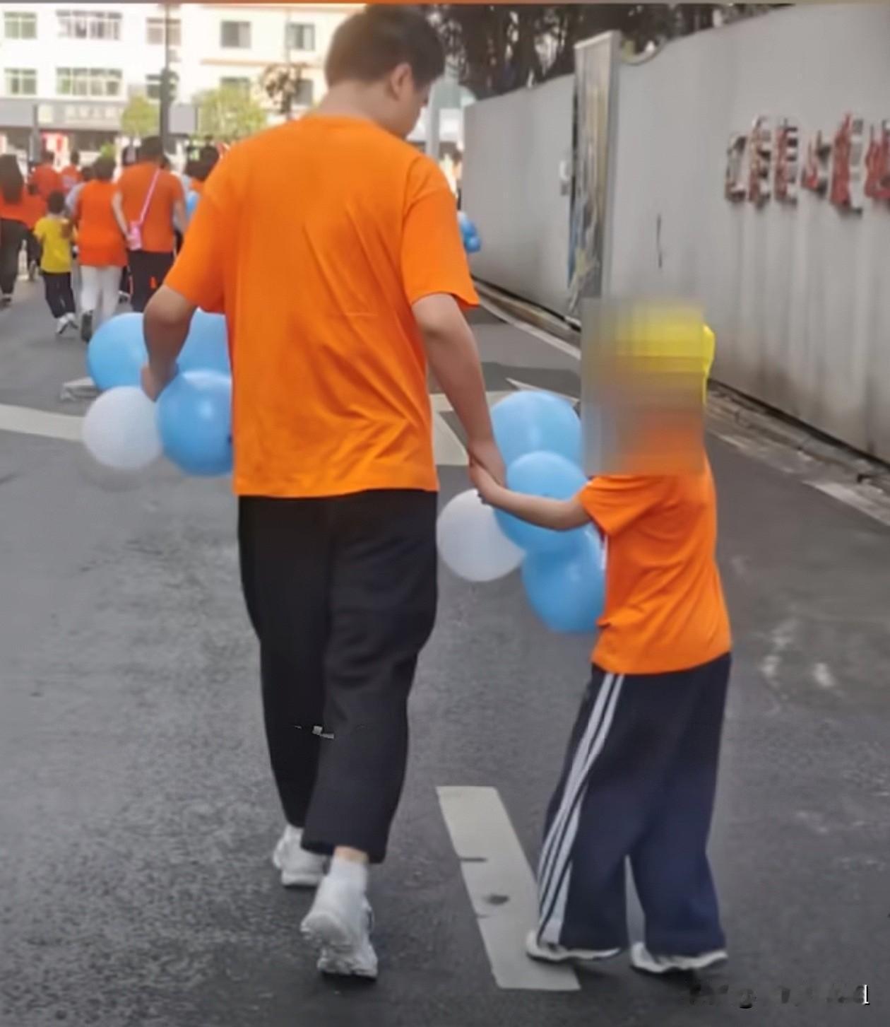 陕西一幼儿园举办亲子迷你马拉松大班组路程约5公里36岁的单亲父亲董某陪跑时