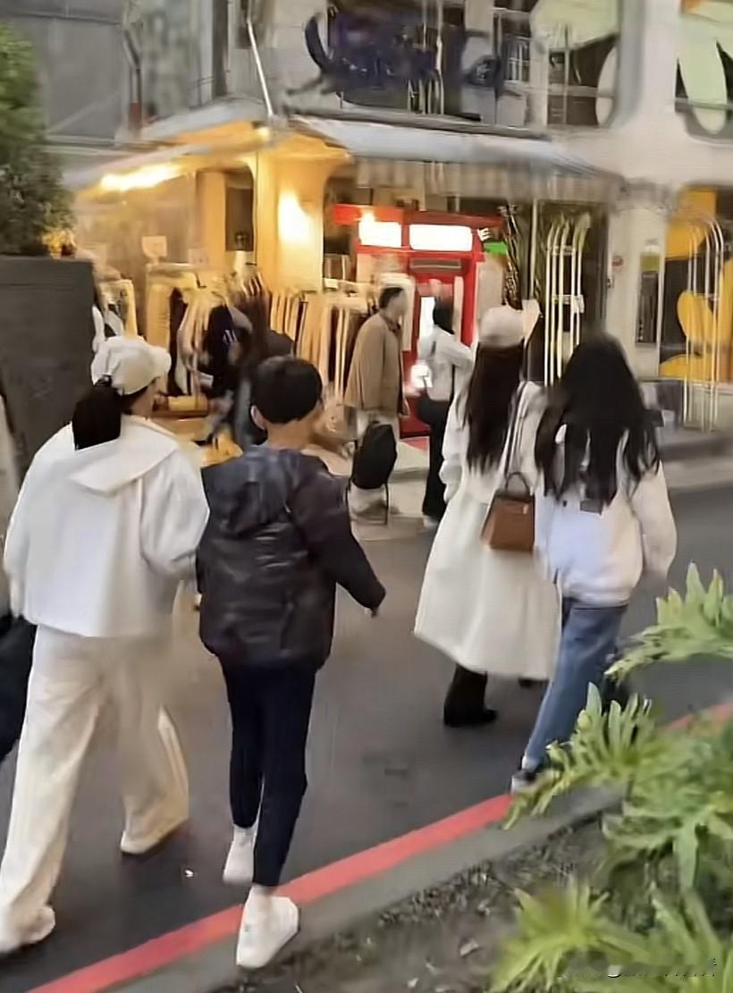 马筱梅带大宝二宝还有杨阿姨逛街过元旦，筱梅和玥儿走在前面，小杨阿姨和霖霖走在后面