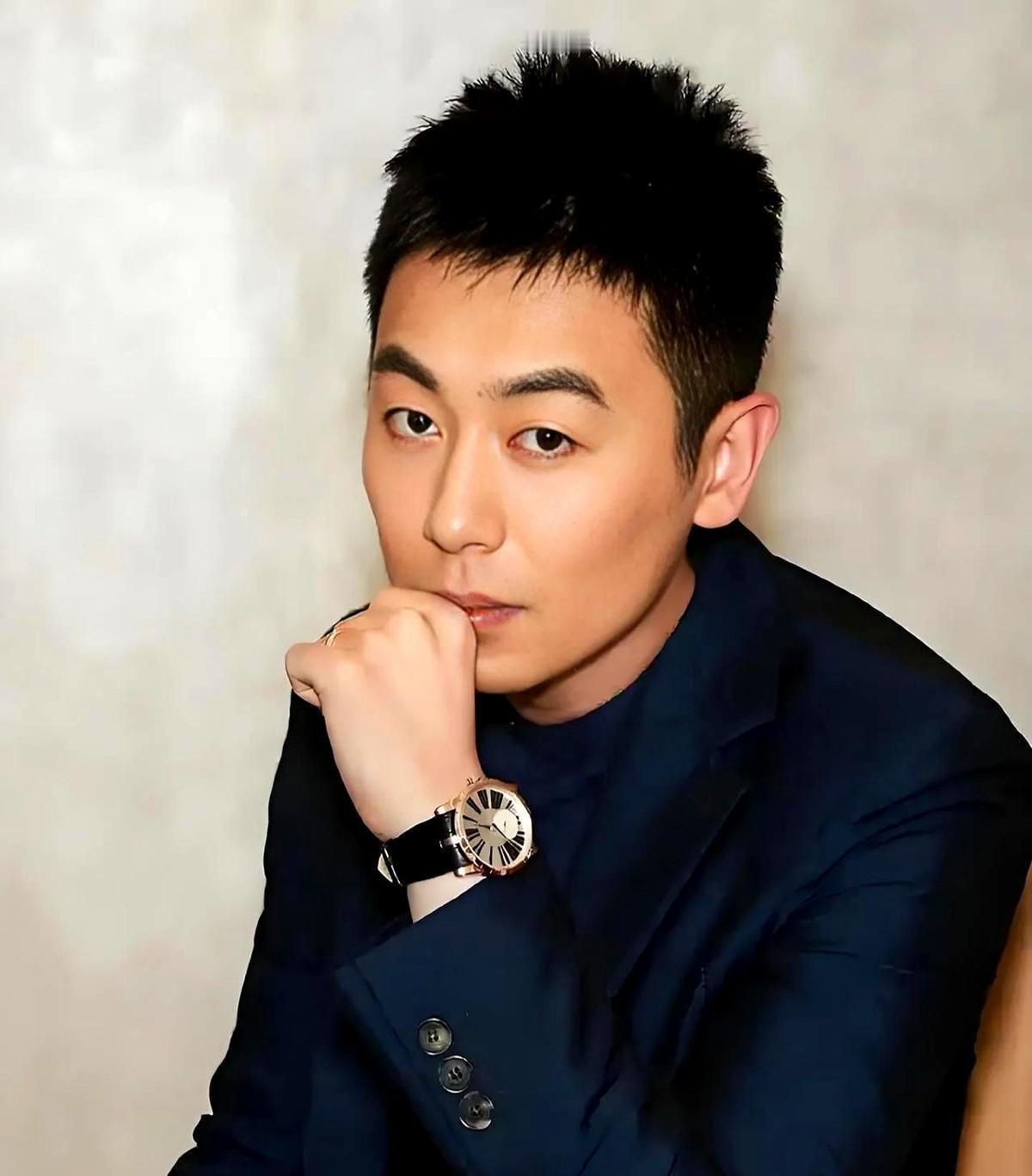 当同行在综艺里刷脸时，他推掉了93%的剧本邀约。40岁那年，朱亚文把工作节奏劈