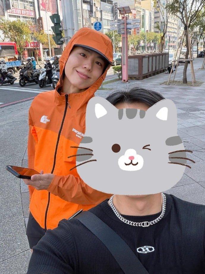 高雄偶遇朴宝剑台湾街头偶遇朴宝剑，去到哪都坚持运动的哥！台湾街头偶遇朴宝剑