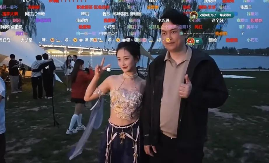 枫哥在说在斗鱼鼎盛的时候颜值区的妹妹和枫哥一场连麦报价10-20万，但是枫哥以前