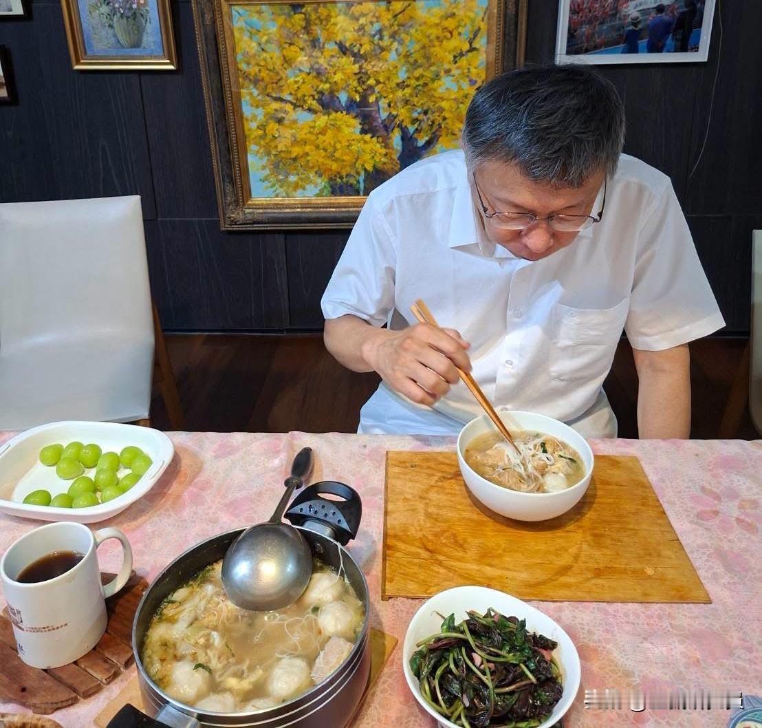 柯文哲妻子陈佩琪今（21日）在脸书发文表示，昨天中午先生没活动在家吃饭，我炒了