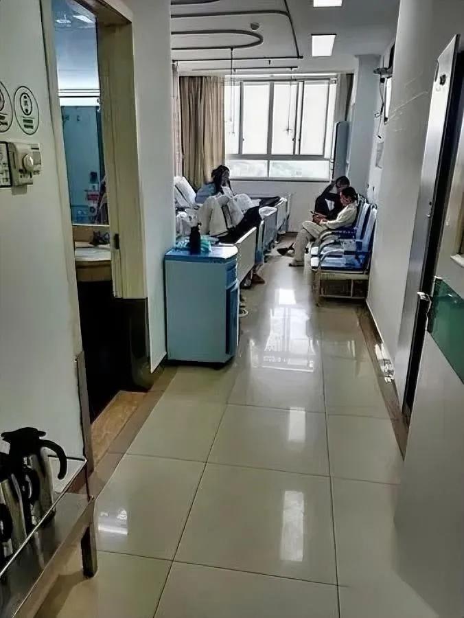 产房遇奇葩产妇硬要赶走所有男医生结果她撞枪口上了…闺蜜当妇产科护士，