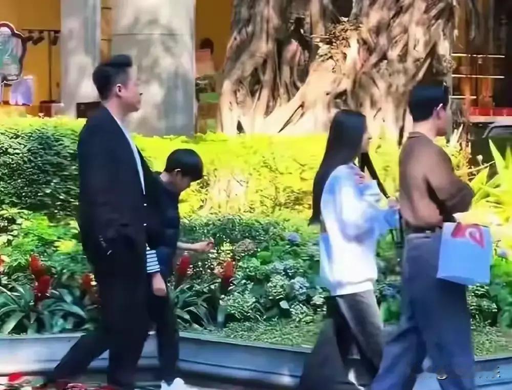 她对着镜头哭了三天，换来的是一串再也登不上去的密码。小菲撕开合同才发现，自己这