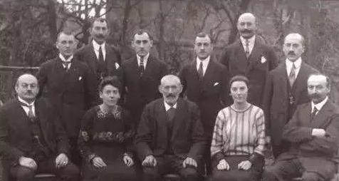 牢a说的很对，别再被美国的“富豪神话”骗了，就算马斯克、贝佐斯再有钱，在真正的美