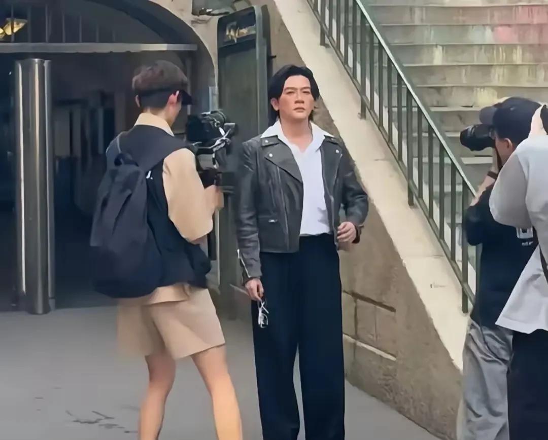 巴黎男装周上的苏有朋，路人拍到他独自拉着银色箱子、背磨边双肩包，帽檐压低，见镜头