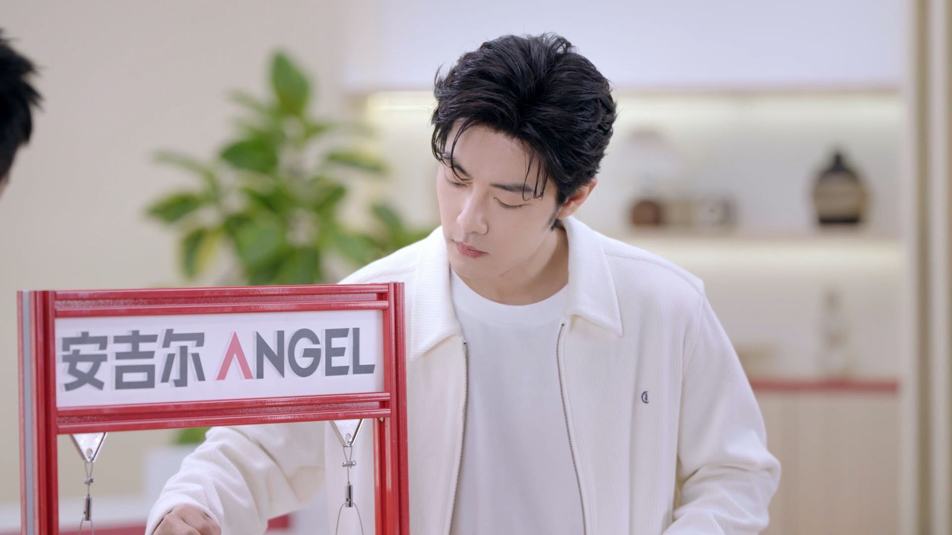 肖战直播 谁还没看全球品牌代言人肖战的居家氛围感状态！谁不想get帅哥同款净水开