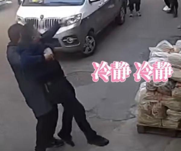 江苏无锡，男子酒后与网约车司机因上车地点发生争执，男子的2名朋友见状担心男子与网