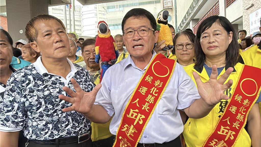 无党籍彰化县长参选人邱建富9月3日在风雨中前往彰化县选举委员会，正式完成2026