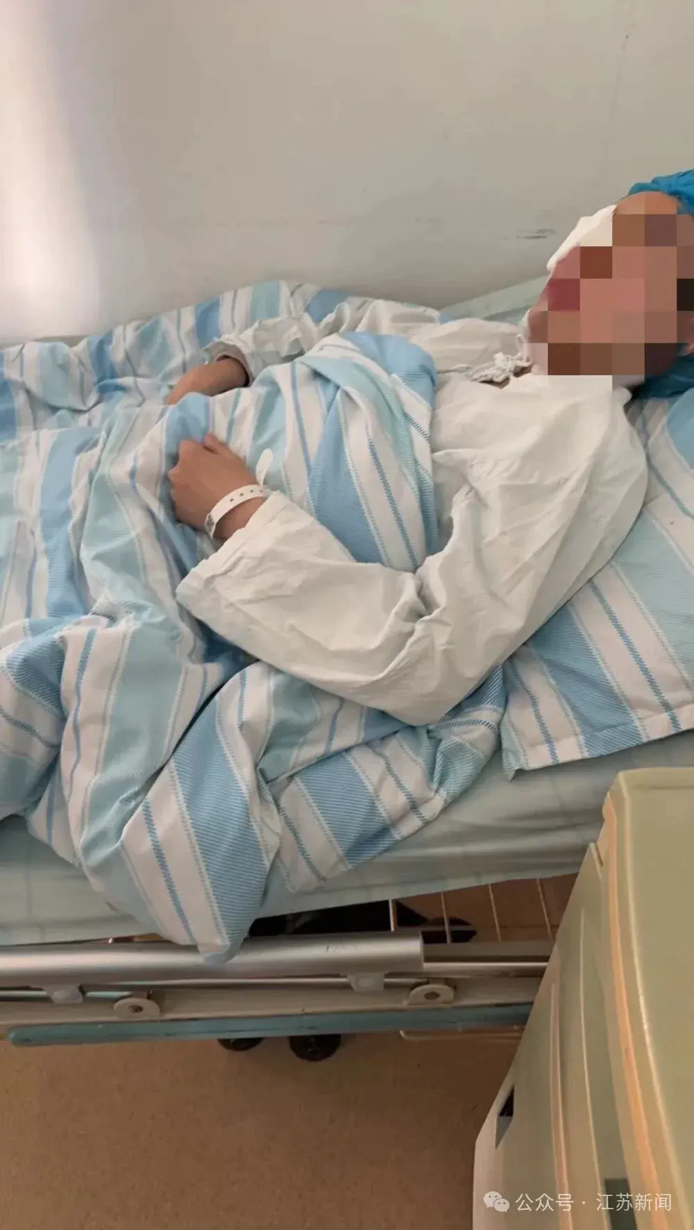 女教师劝架被女学生戳伤眼球后发声