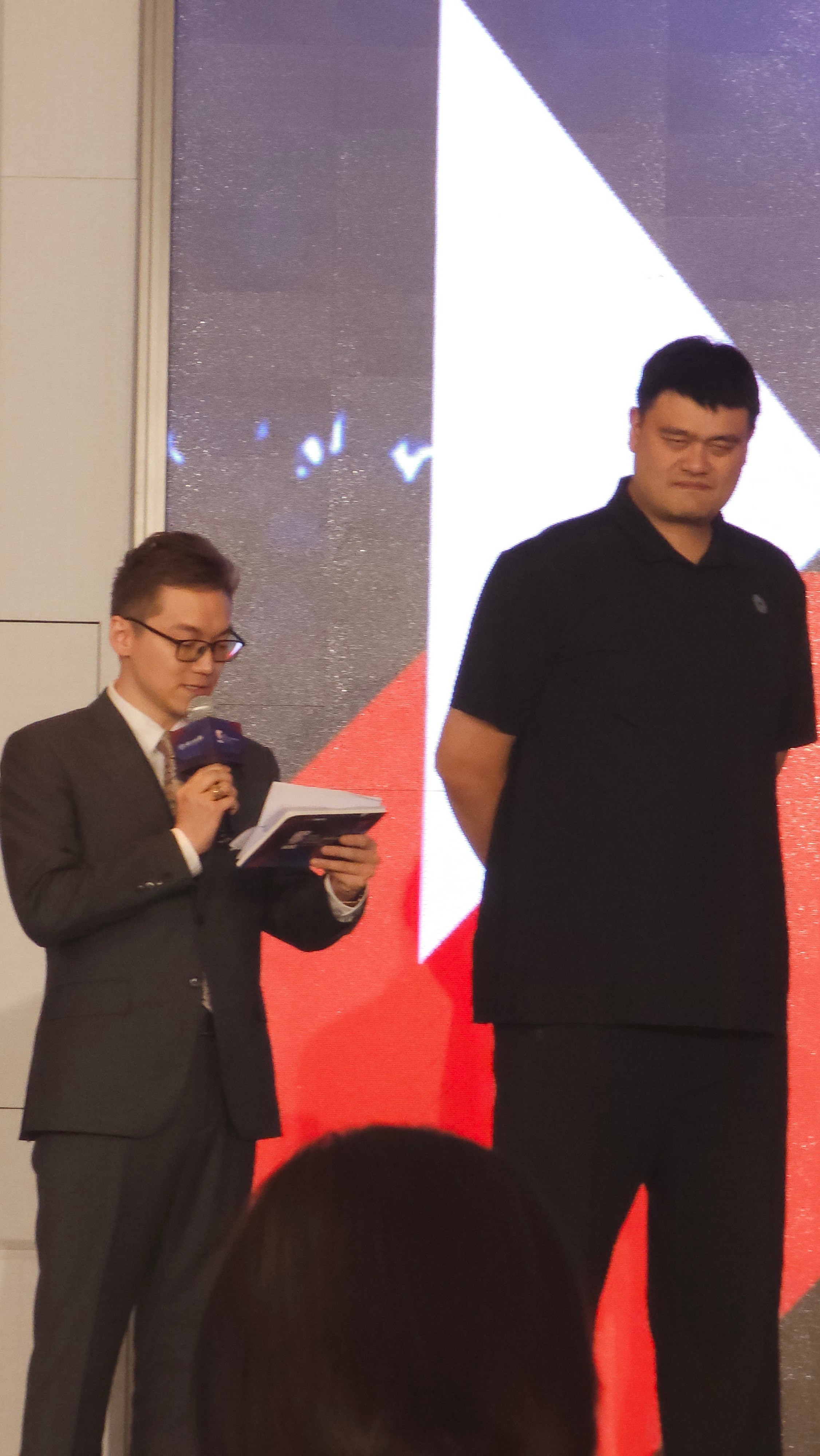 大姚生产表情包的能力真是惊人[doge][doge][doge]姚明行走的表情包
