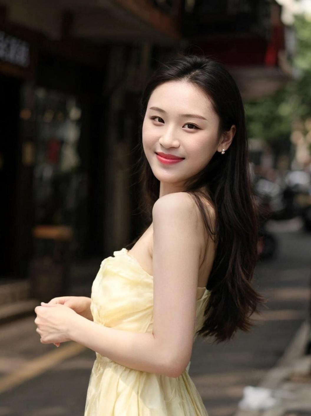 这阳光和裙摆的组合，简直是“夏天的官方CP”啊！别人是靠空调续命，我是靠这抹阳光