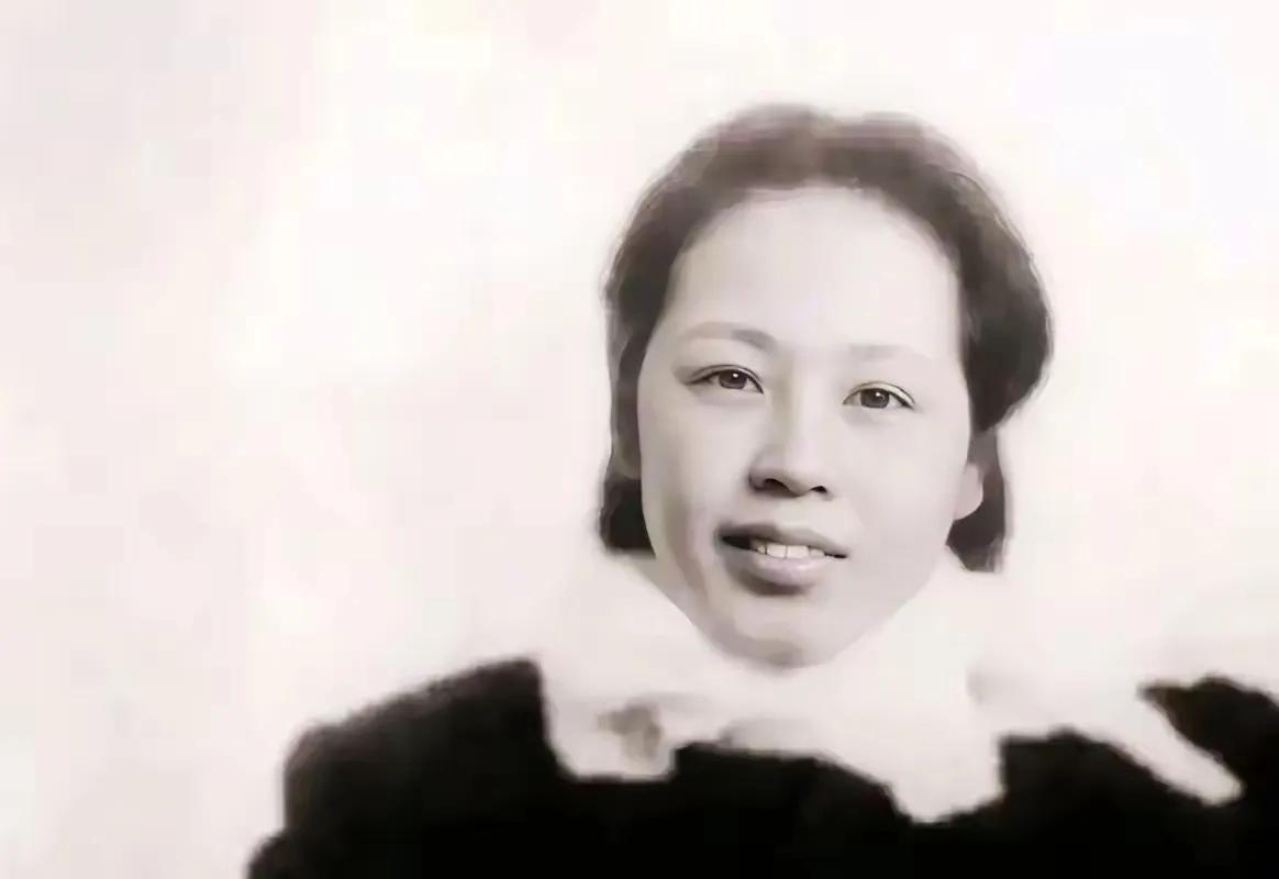 1949年新中国成立，刘伯承得知老家原配妻子还在世，半生独居度日、家境清贫无比，