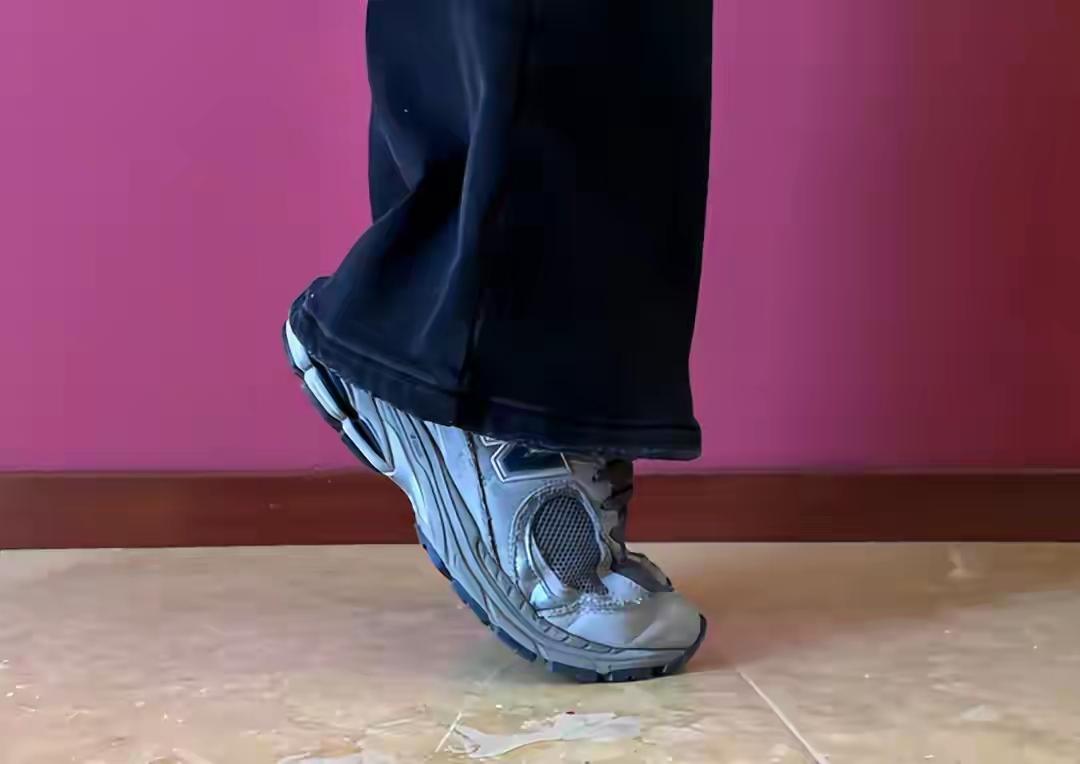 别等血栓“拴”住你！一个比走路还简单的小动作，医生都在偷偷练1️⃣先别滑