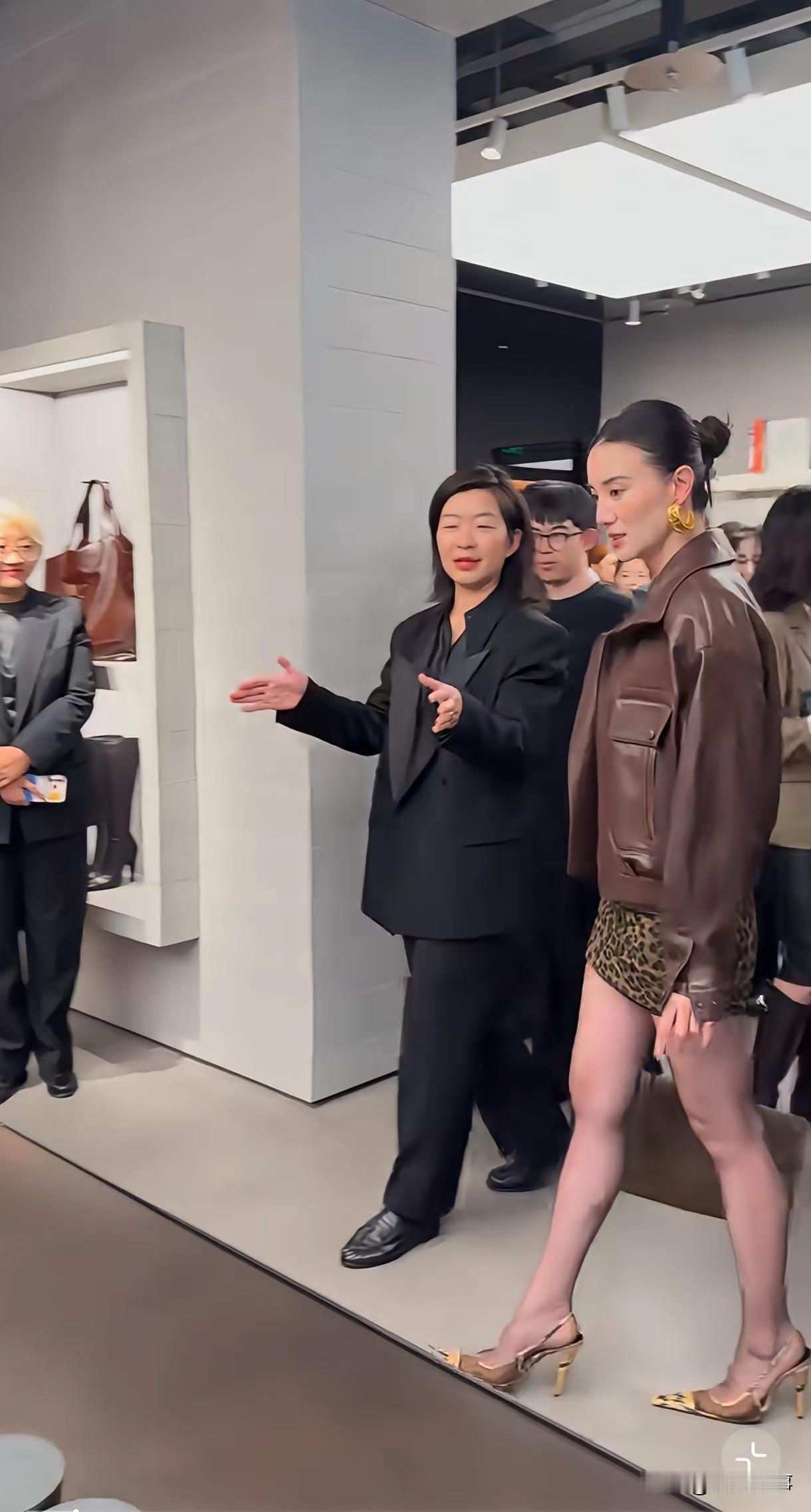 内娱长腿天花板宋佳，穿着黑丝真漂亮！170+身高，永远走在时尚前沿。镜头下，宋佳