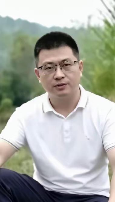 最近全网都在扒无锡这起婚外胚胎事件，有人翻出了目前能看到最清晰的唐明杰照片，从面