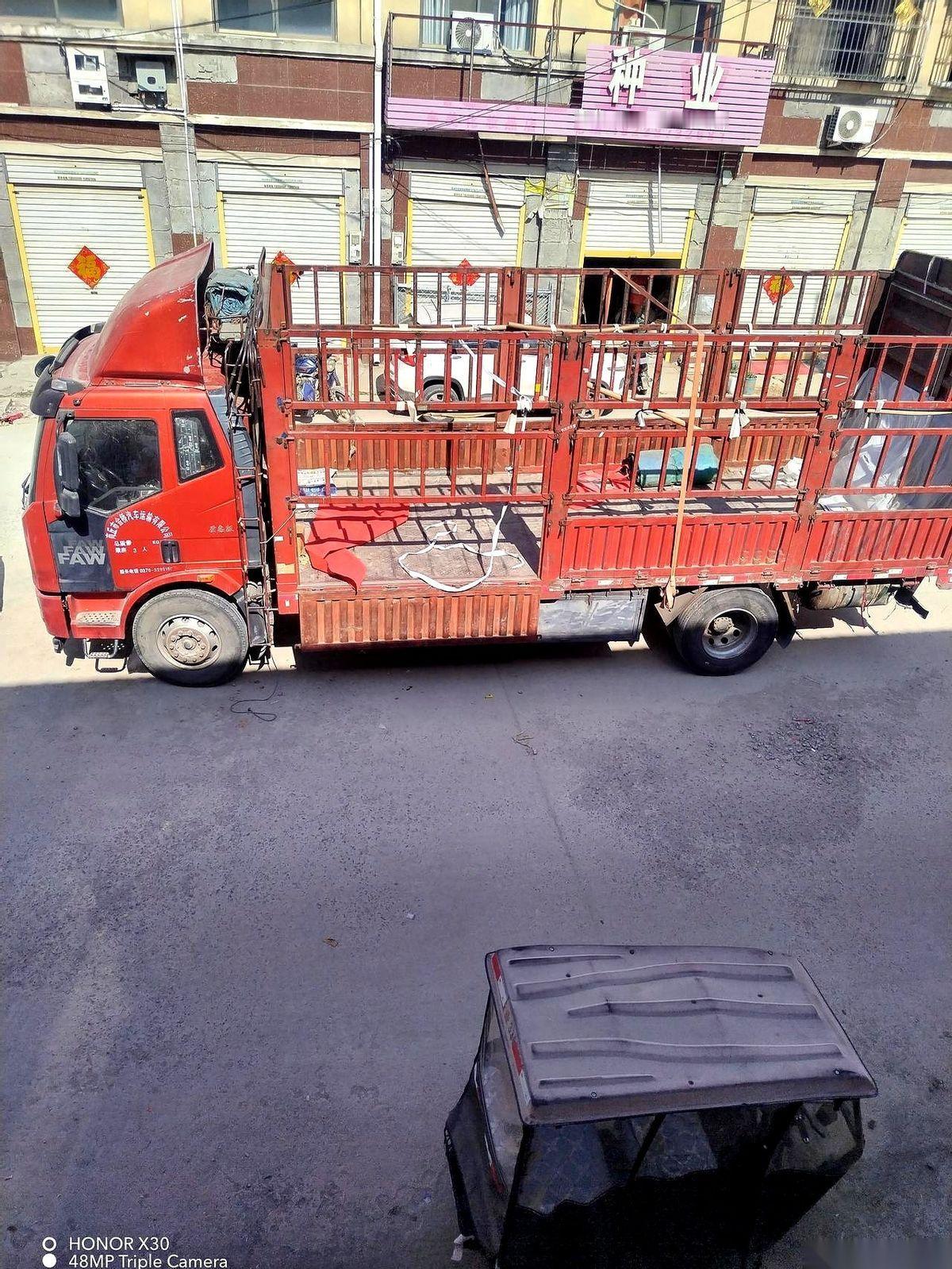 那台6米8的伙计，在家门口趴了快小半年了。不是我懒，是真的没活儿干。跑一趟算下