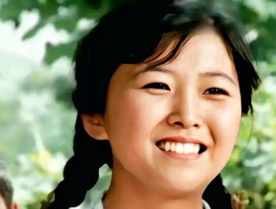 1979年，上海知青戴建国不顾反对娶了一农村女子，谁知娶回家当晚，妻子冲过去一