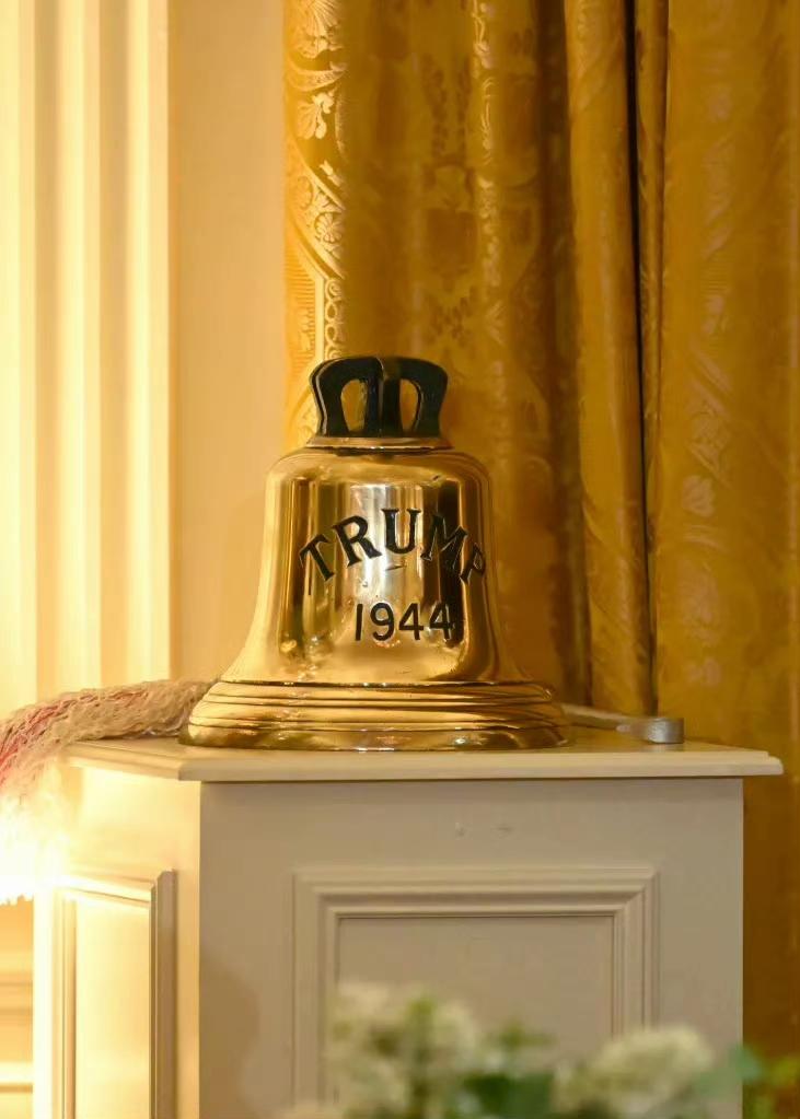 英国国王查尔斯三世访美，送给川普一个金色的铃铛，也可能是个金钟？外国人的风俗咱