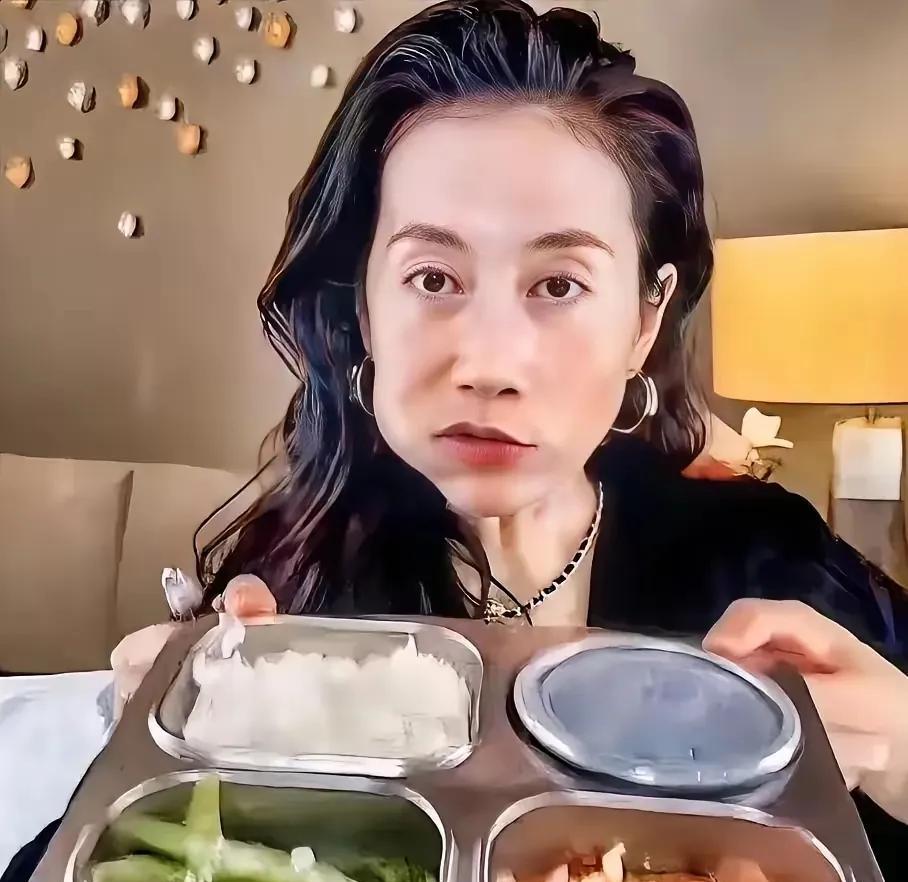我滴娘呀，这摄影师是对温峥嵘有仇吗？把她拍的这么丑。没想到明星们吃的这么的简单