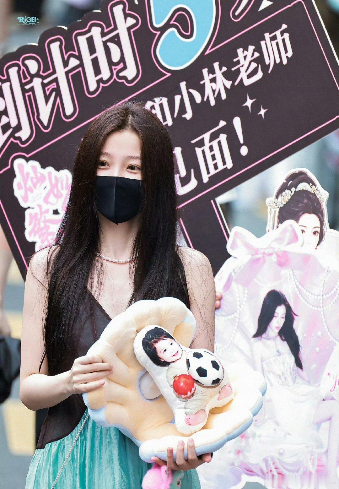 虞书欣都瘦出脚脖子了虞书欣真的瘦了好多，在拍云之羽里的时候还是有一点点微胖的，现